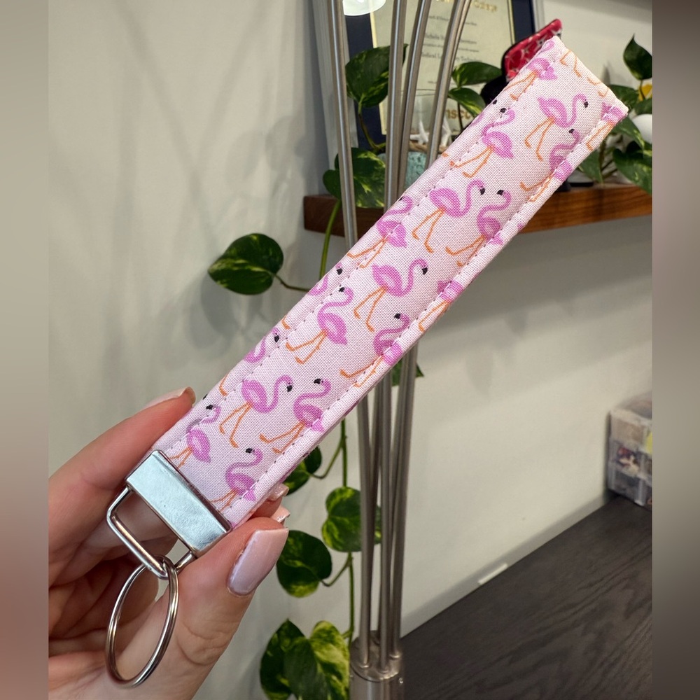 🌟Host Pick🌟Pink flamingo keychain wristlet
